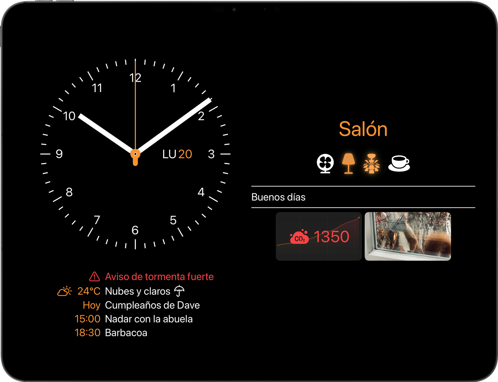 Wallflower 3 en un iPad: un reloj de pared y el calendario de hoy junto al panel de una habitación, con un aviso de tormenta, una lectura de CO₂ y una cámara