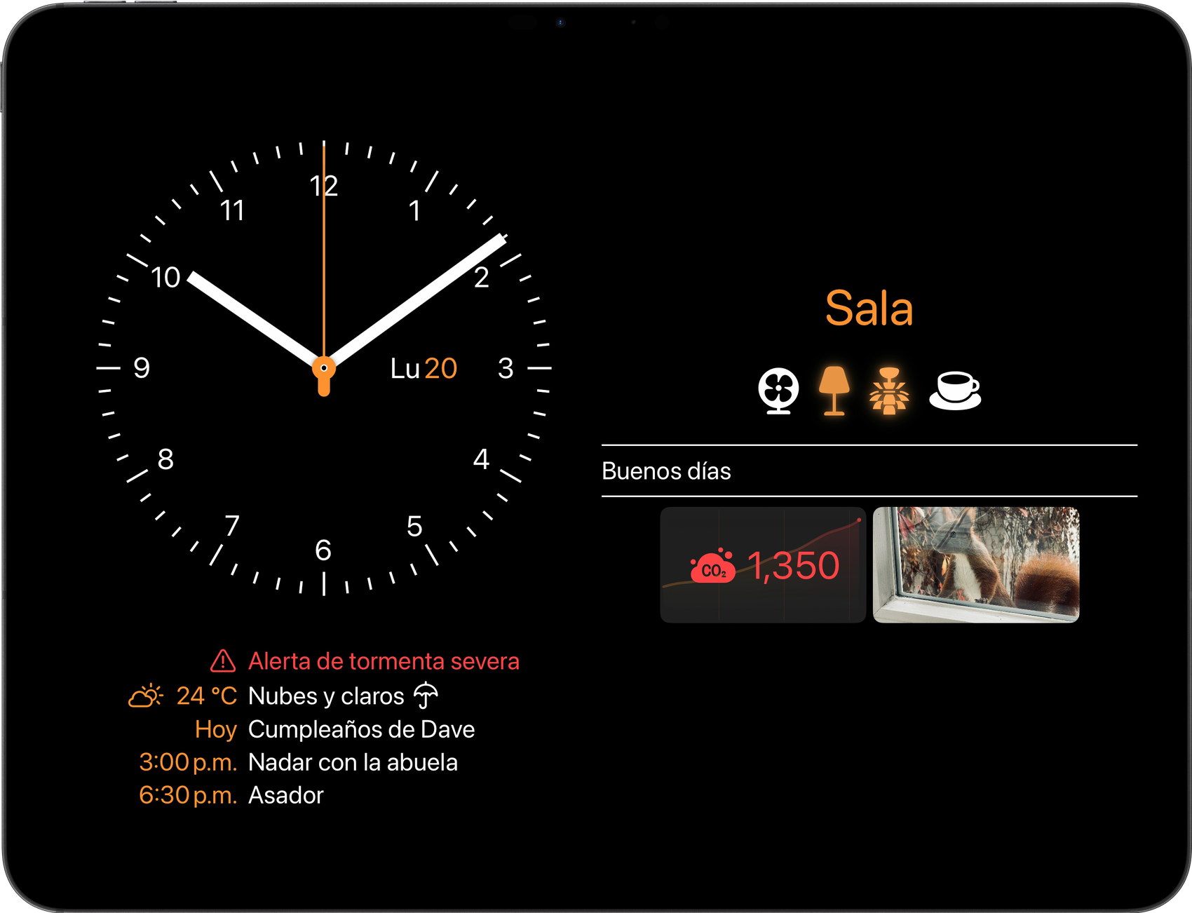Wallflower 3 en un iPad: un reloj de pared y el calendario de hoy junto al panel de una habitación, con una alerta de tormenta, una lectura de CO₂ y una cámara