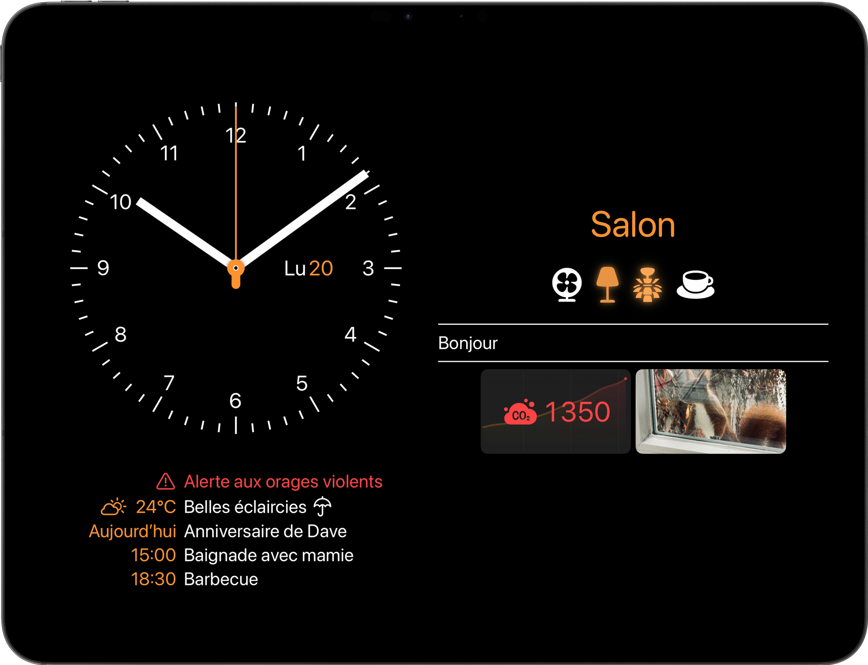 Wallflower 3 sur un iPad : une horloge murale et l’agenda du jour à côté du tableau de bord d’une pièce, avec une alerte météo, un taux de CO₂ et une caméra