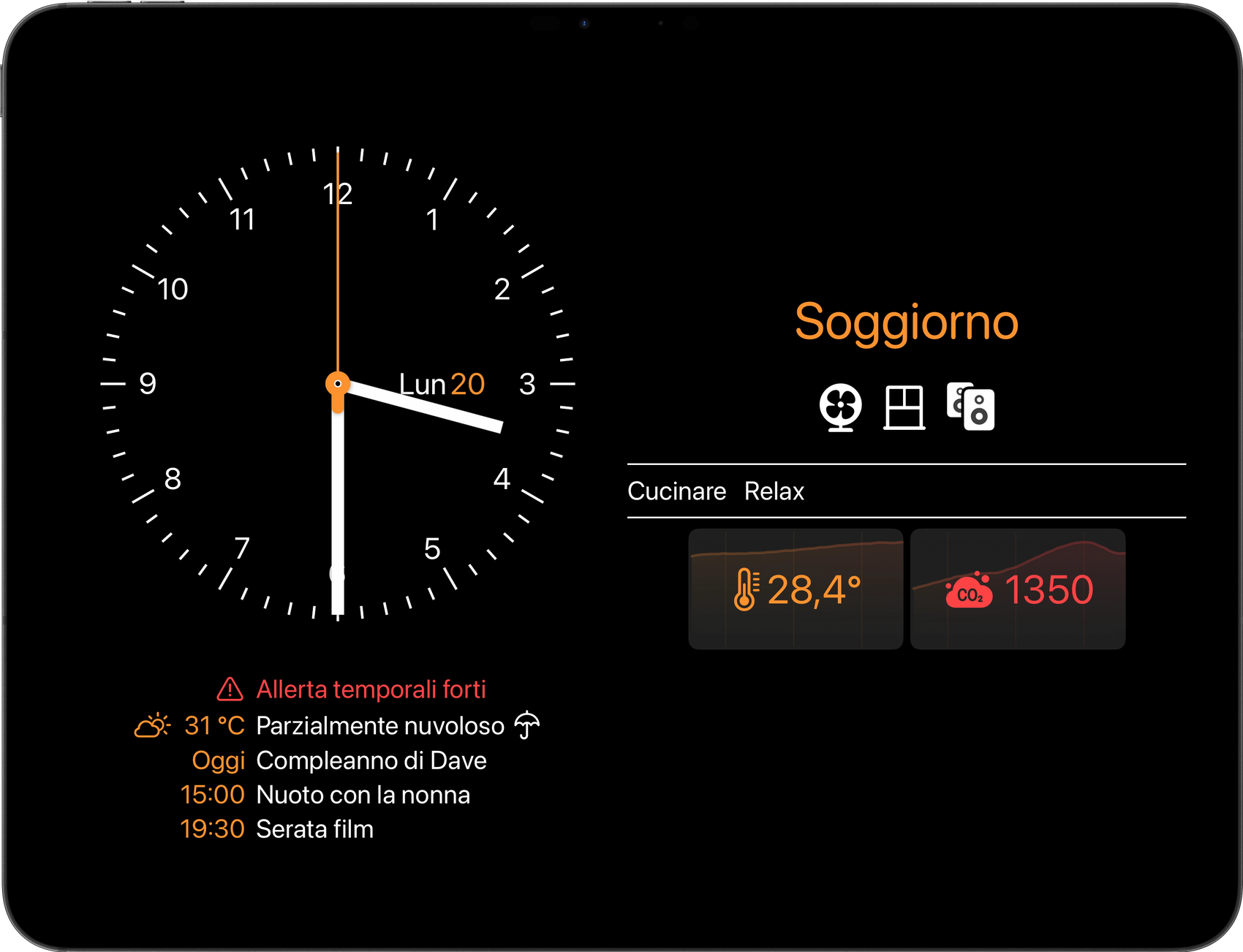 Wallflower 3 su un iPad: un orologio da parete e il calendario di oggi accanto alla dashboard di una stanza, con un’allerta per il maltempo, un valore di temperatura e uno di CO₂
