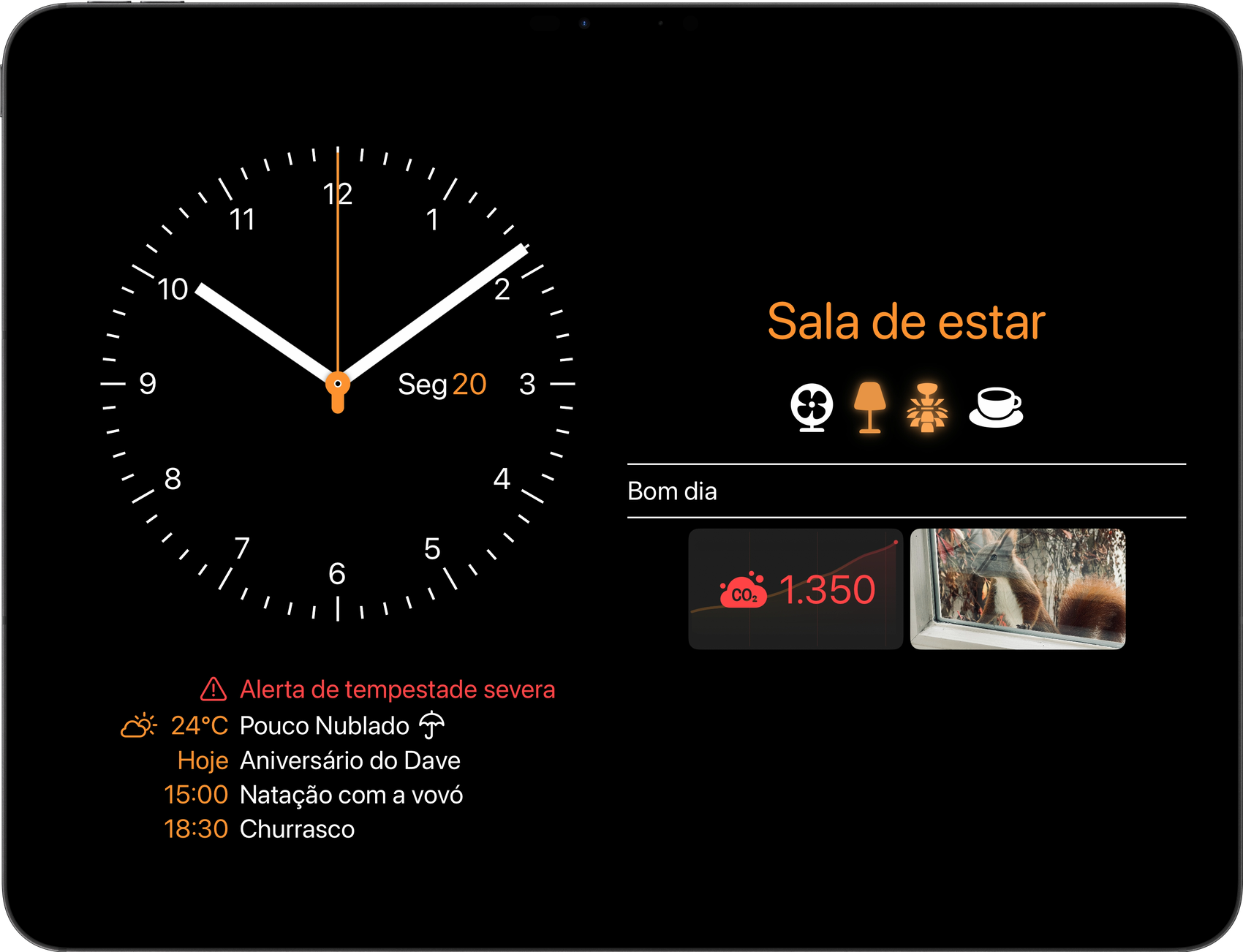 Wallflower 3 em um iPad: um relógio de parede e o calendário de hoje ao lado do painel de um cômodo, com um aviso de tempestade, uma leitura de CO₂ e uma câmera