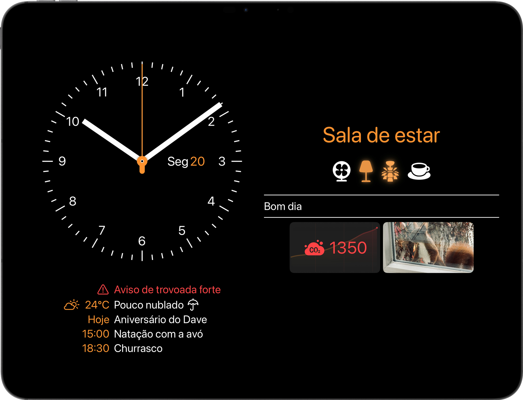 Wallflower 3 num iPad: um relógio de parede e o calendário de hoje ao lado do painel de uma divisão, com um aviso de tempestade, uma leitura de CO₂ e uma câmara